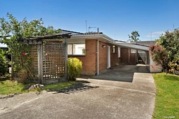2/957A Beach Road, Torbay