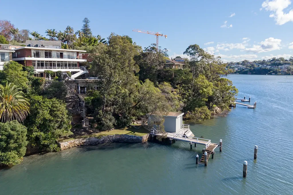 Hunters Hill 5Zimmer North-east facing waterfront designed by Nino Sydney with Harbour bridge view, jetty, mooring pen & boatshed.