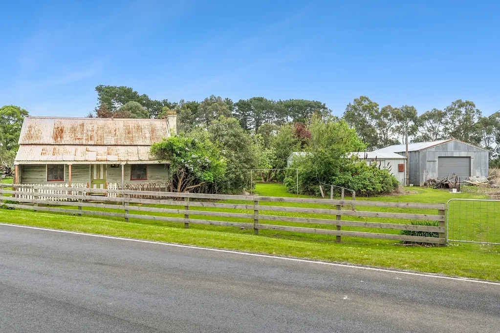 Elliminyt  Rare Land Opportunity - With renovators delight!
