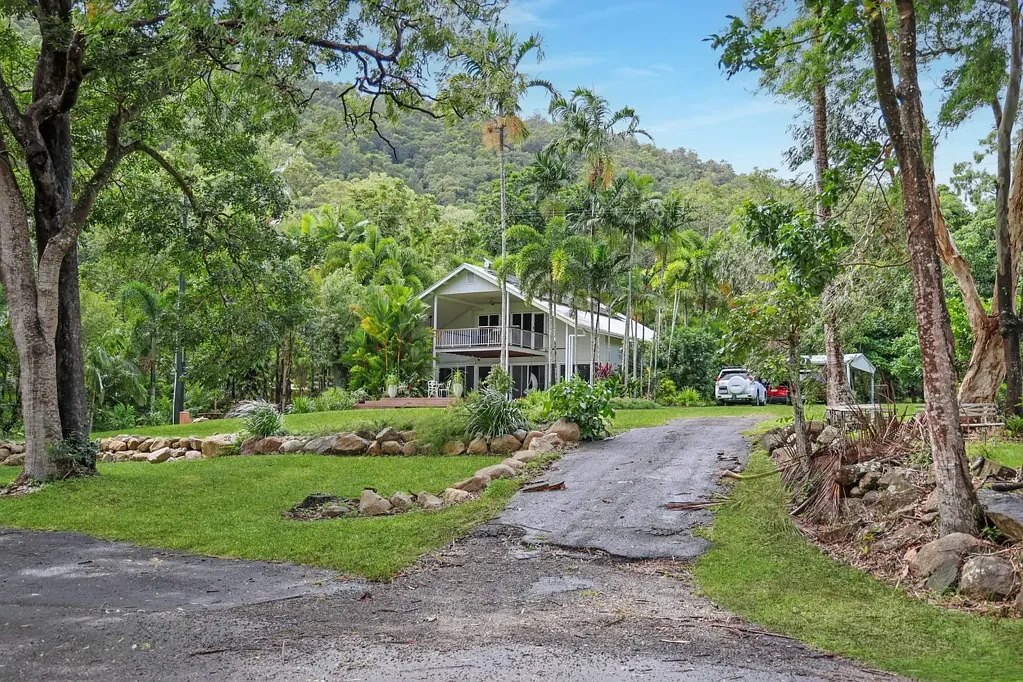 Tropical Hideaway with the Beach in your Front Yard - 10kW Solar - East Trinity