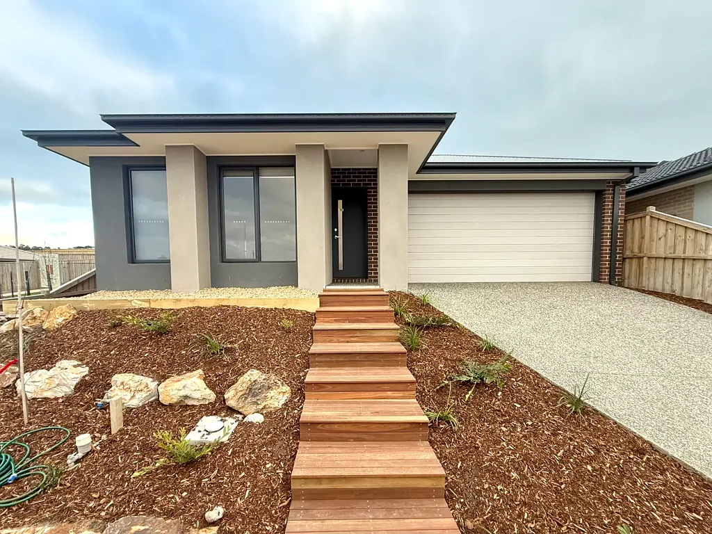 Contemporary Home Opposite Parklands - Crownlea Estate