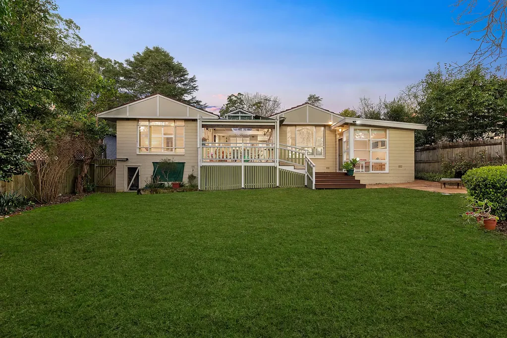 Wahroonga 4ਬੈੱਡਰੂਮ Rare full brick home - Walk to Wahroonga Village