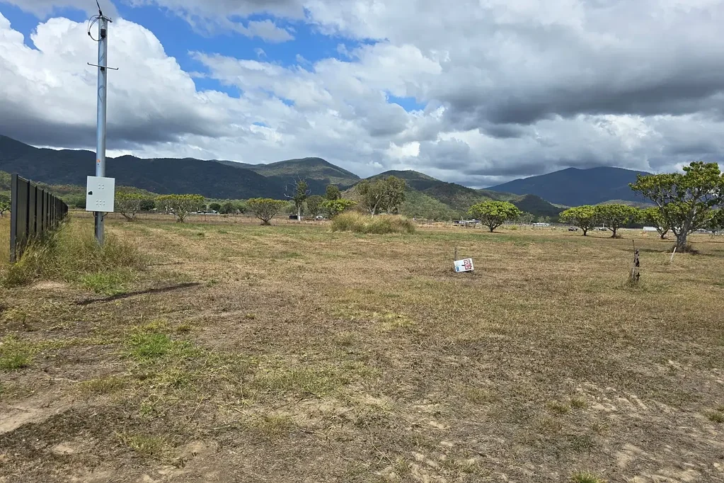 Alligator Creek  Ready-to-Build Acreage in Prestigious Mango Grove Estate