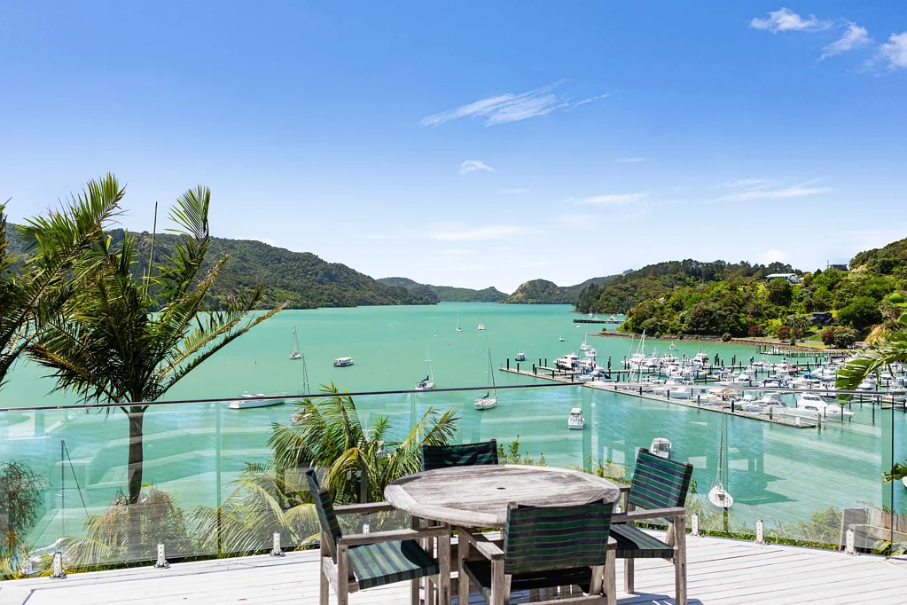 Whangaroa 4ห้องนอน North facing - Waterfront Sanctuary!