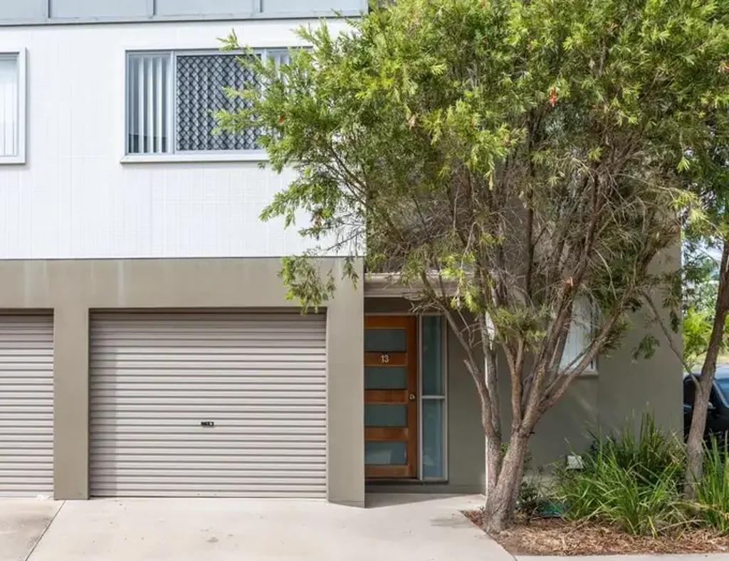 MODERN FURNISHED TOWNHOUSE CLOSE TO CBD