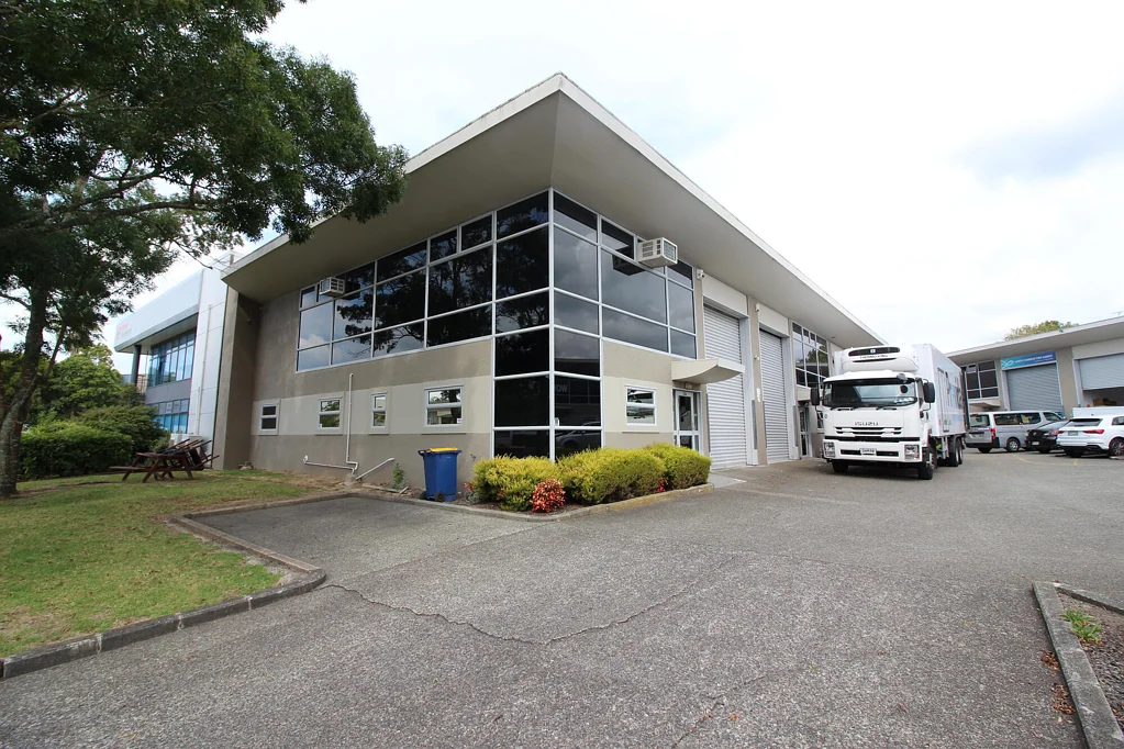 Albany Road front office warehouse offered for lease