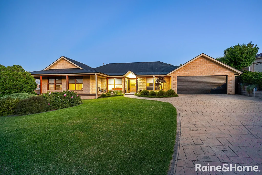 8 Lyndoch Place, Bourkelands, NSW 2650