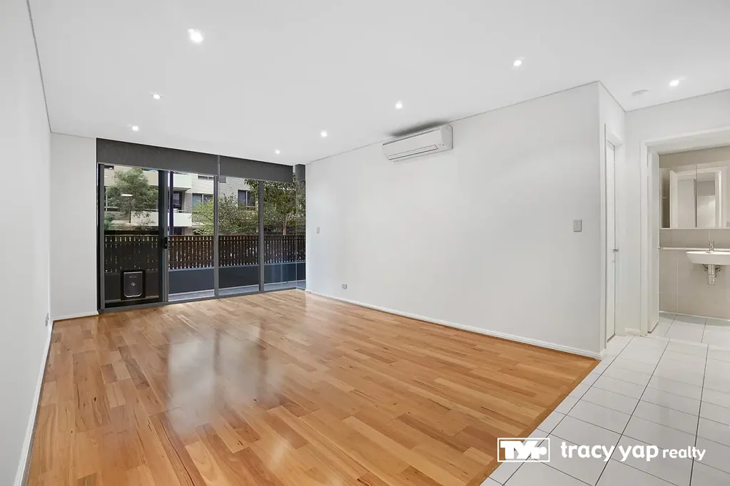 Modern 1-Bedroom Apartment with Courtyard & Study