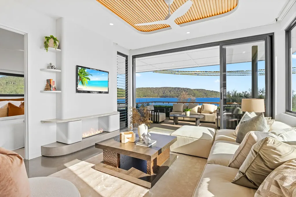 LUXE WATERFRONT