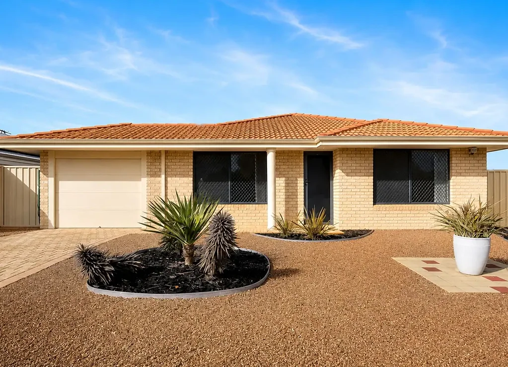 Coastal Home Opposite Parkland Minutes from Quinns Beach
