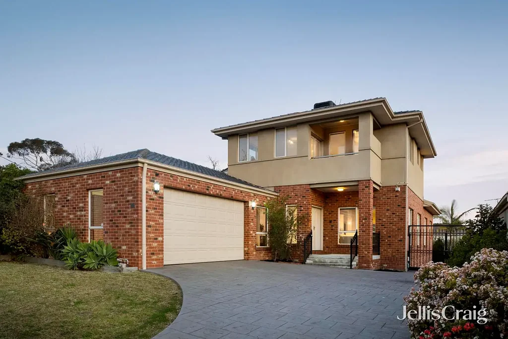 Surrey Hills 3 Bedroom Family Flexibility on a Generous Allotment 930m2 approx.