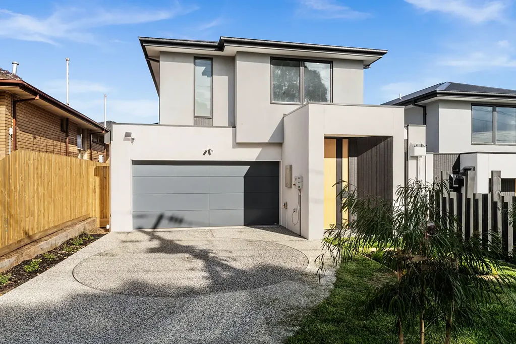 Mount Waverley 4房 Mount Waverley顶层位置 豪华生活空间 全屋优质装修 鱼骨拼木地板 设计师厨房 Stone岛台 Miele电器 双主套房 双车库内部通道 步行village shops 学校环绕 Luxurious New Home in Prime Mount Waverley