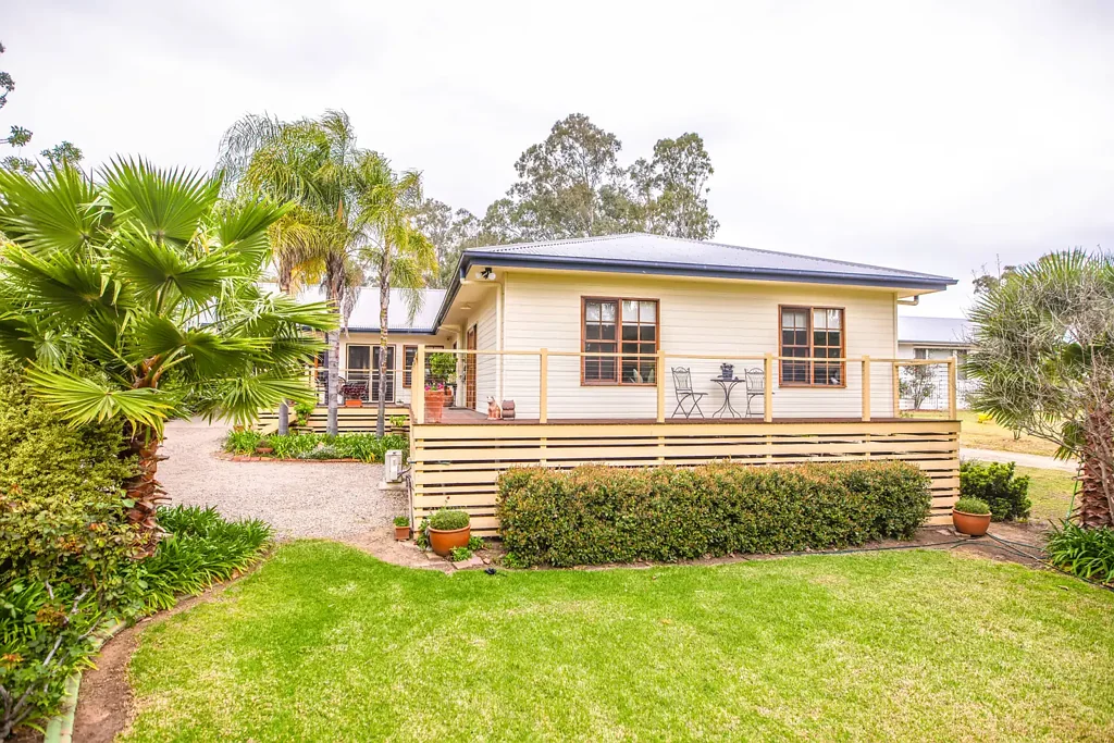Deniliquin 5房  Stunning Country-Style Home with Guest Quarters, Bushland Views and Pool - The Perfect Entertainer!