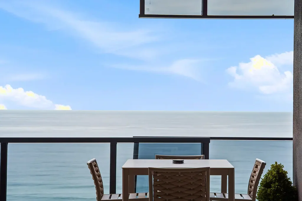 Broadbeach 3 Bedroom Luxurious Beachside Sky-Home