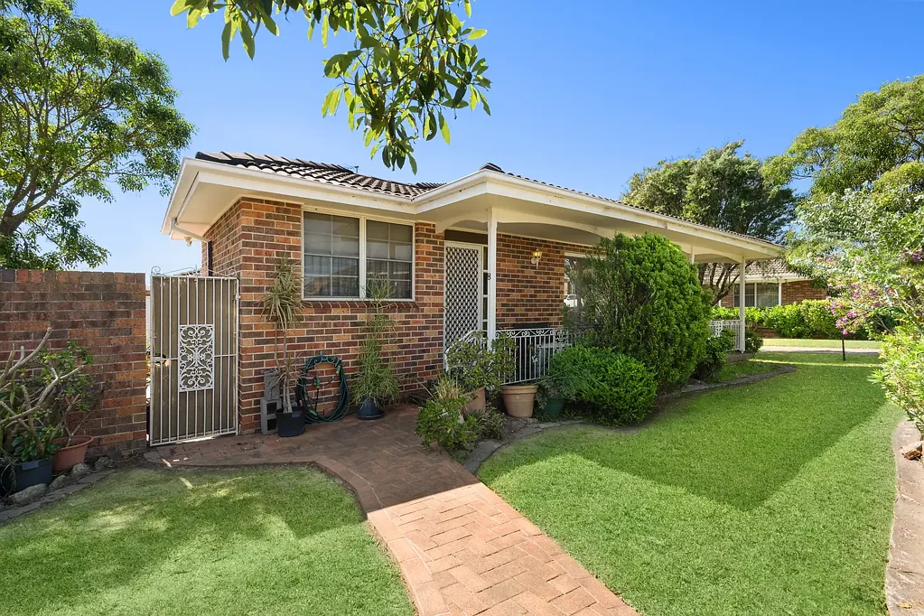 Bexley 3房 宽敞明亮别墅 三卧单层布局 优质学区环绕 步行可达商圈 阳光庭院易打理 潜力巨大价值高 Sunny Street-Facing Villa Delivers Ease-of-Living from a Central Setting