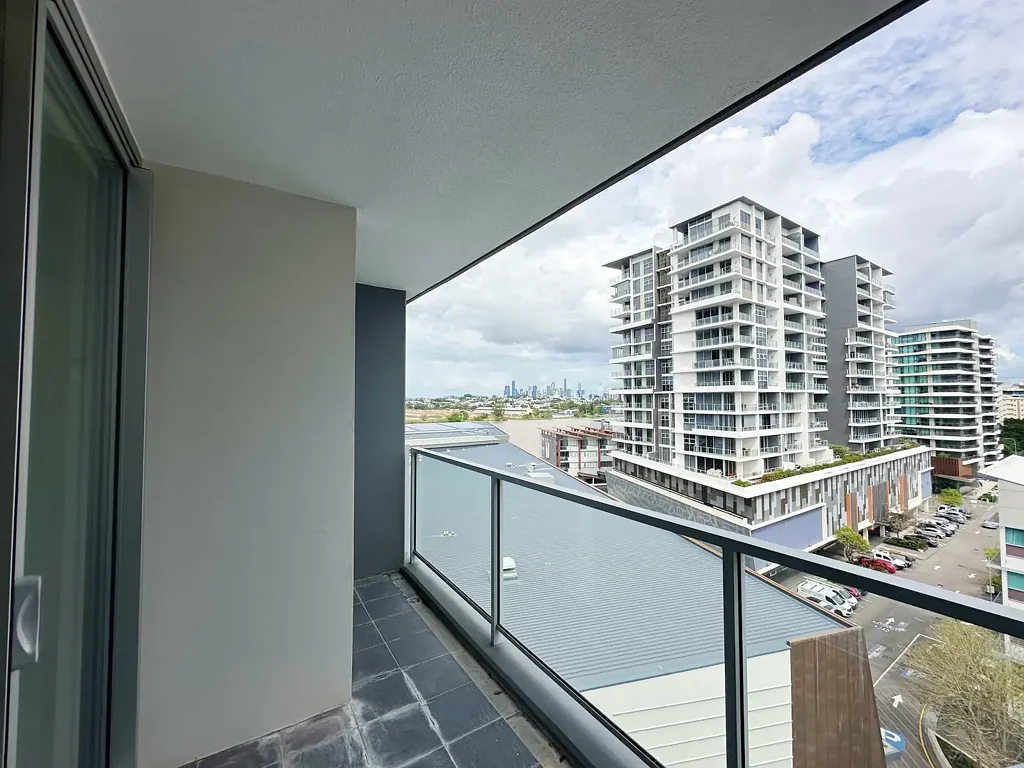 Spacious Riverside Apartment with Stunning River & City Views