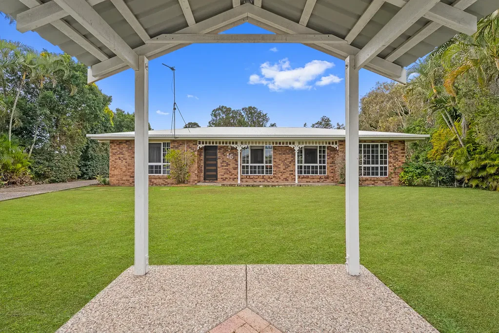 Urangan 4 Bedroom Immaculate Family Home on Subdividable Block- Walk to the Beach!
