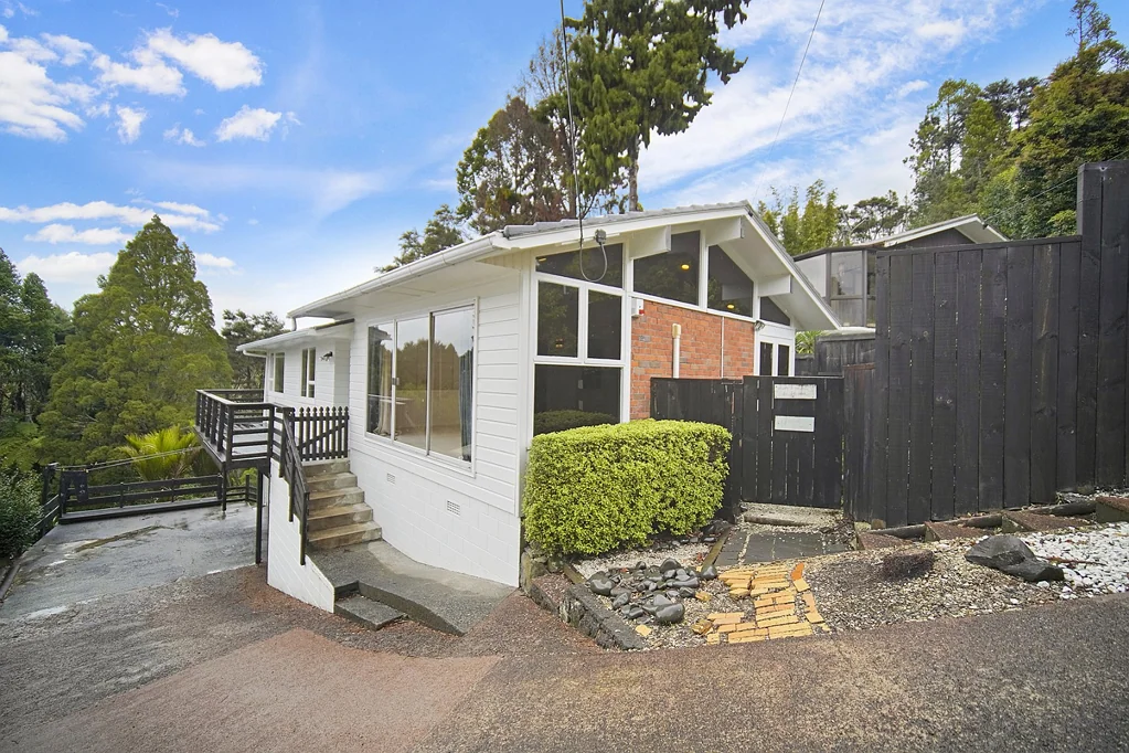 Mid-Century Charm with Space, Sun and Native Bush