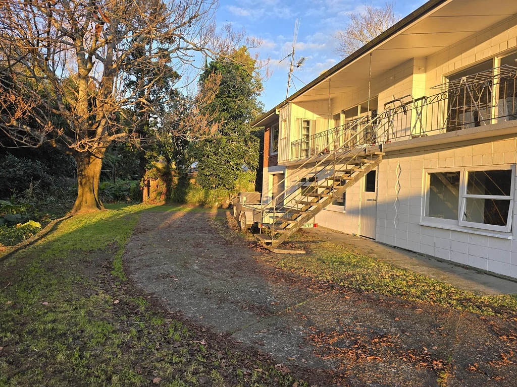 spacious house is perfect for families or groups looking for comfort and convenience.