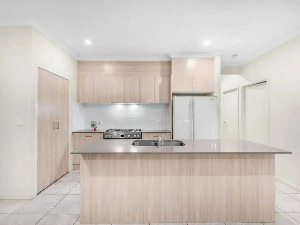 Spring Mountain 4ห้องนอน Woodline Wonder: Modern Family Living in a Prime Spring Mountain Pocket
