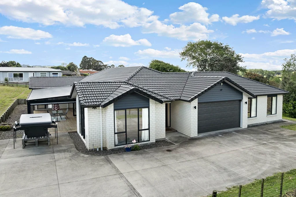 Waiuku 6房 占地逾2800㎡单层住宅！双厨设计+附属套间+北向露台，CV价以下价竞逐！ Dual living, seize this opportunity today