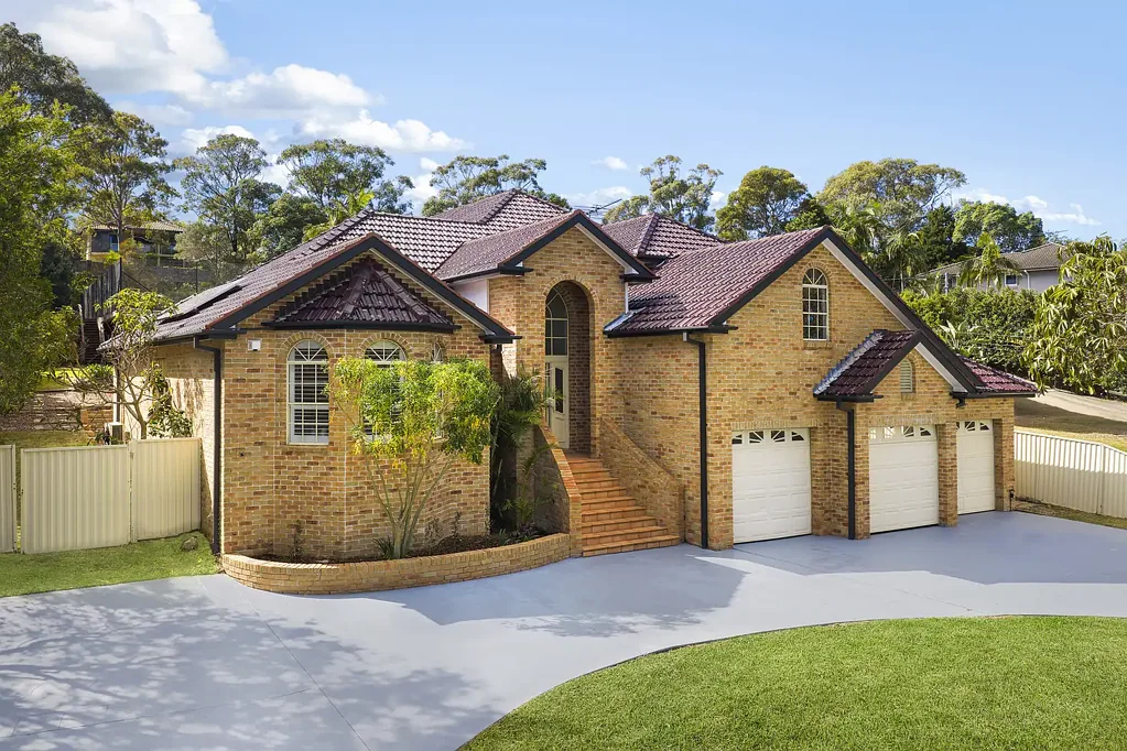 Elanora Heights 5 Slaapkamer A grand family home with tennis court and pool