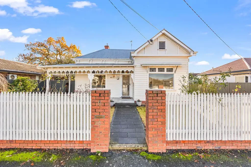 Newington 4कमरा Elegant Period Gem with Exceptional Renovation in Prestigious Ballarat Locale