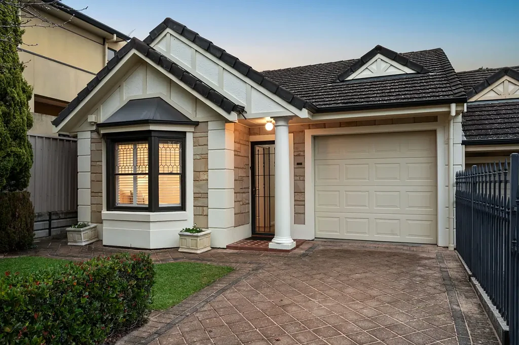 Burnside 3房  Contemporary Simplicity with Space, Warmth & Eastern Prestige.