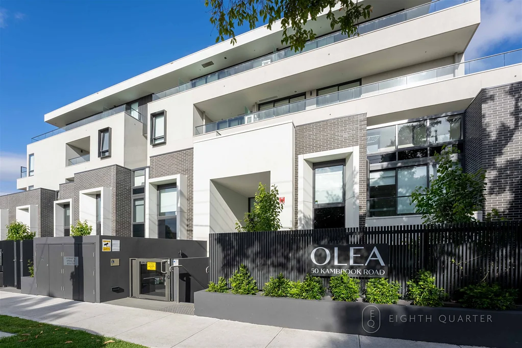 Two bedroom apartment with optimal convenience in Caulfield North