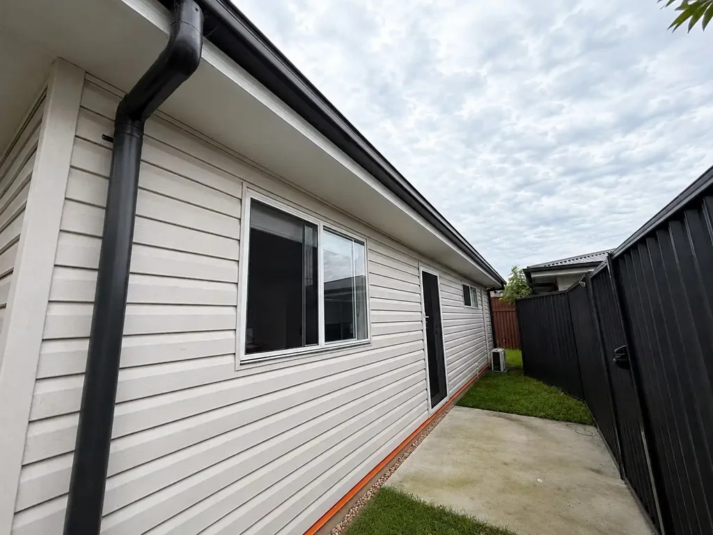 MODERN & COZY TWO BEDROOM GRANNY FLAT