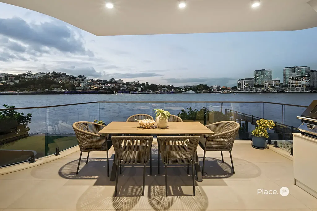 Bulimba 3 Slaapkamer Sophisticated Riverfront Living in Prestigious One Bulimba