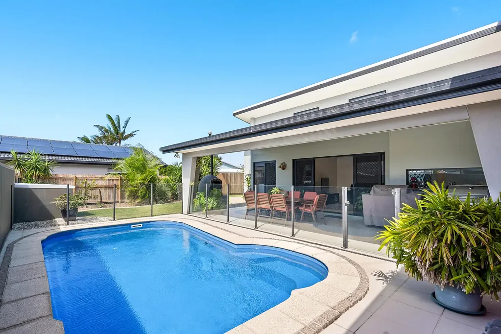 Glenella 4部屋 Grand Family Living, Poolside Appeal & Effortless Entertaining...