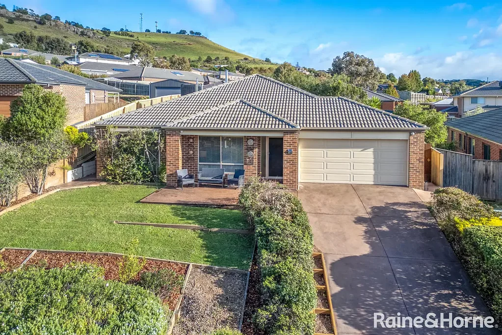 Sunbury 4Moenga A spacious and flexible family home with sweeping views and exceptional entertaining