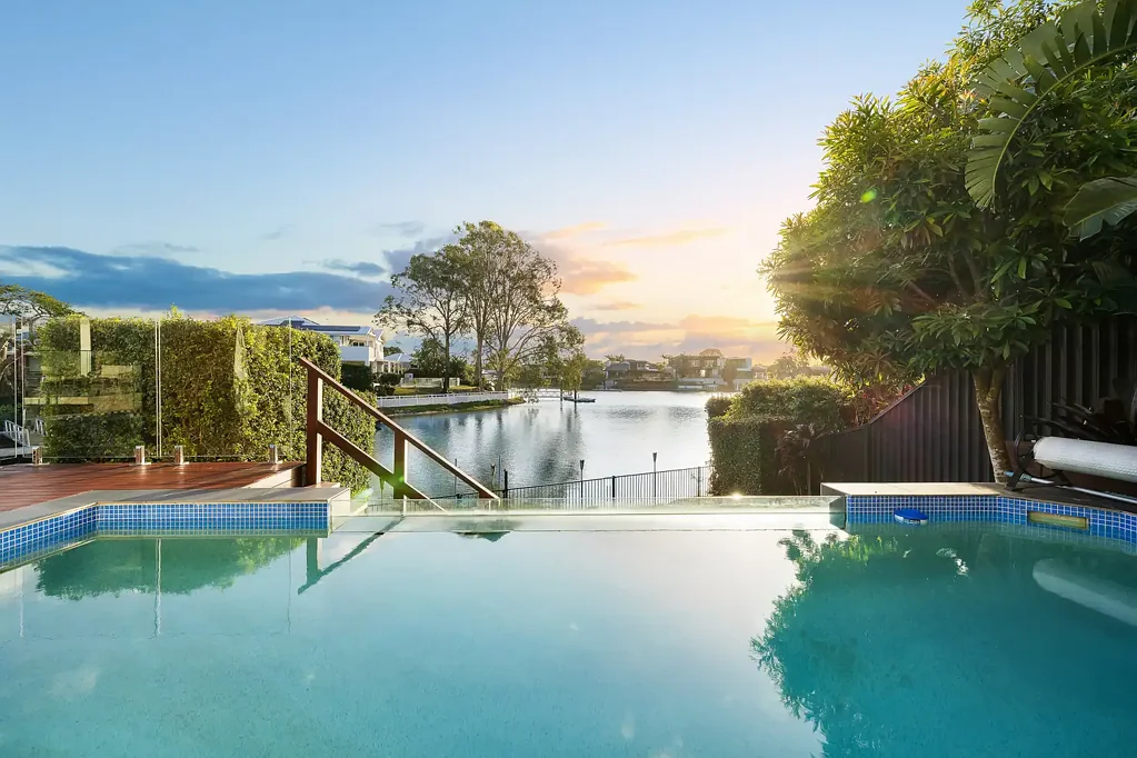 Broadbeach Waters 5Zimmer Effortless Elegance and Wellbeing in a Modern Waterfront Oasis