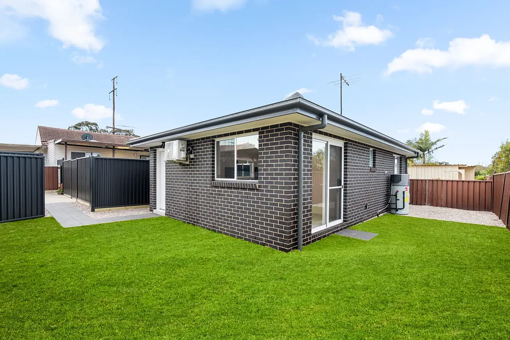 MODERN TWO-BEDROOM NEW BUILD GRANNY FLAT WITH PRIVATE YARD