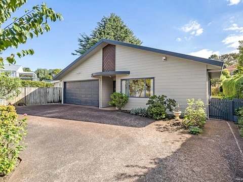 Onehunga 4房  Spacious, Sunny and Freehold!