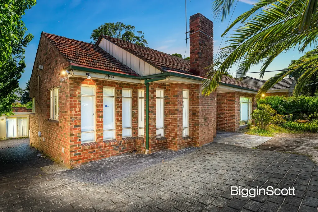 Malvern East 5房  MANY PATHWAYS TO TAKE WITH THIS DOUBLE BRICK BEAUTY!