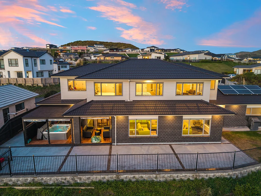 Aotea 5房  Grand Scale, High Spec with Views - AUCTION