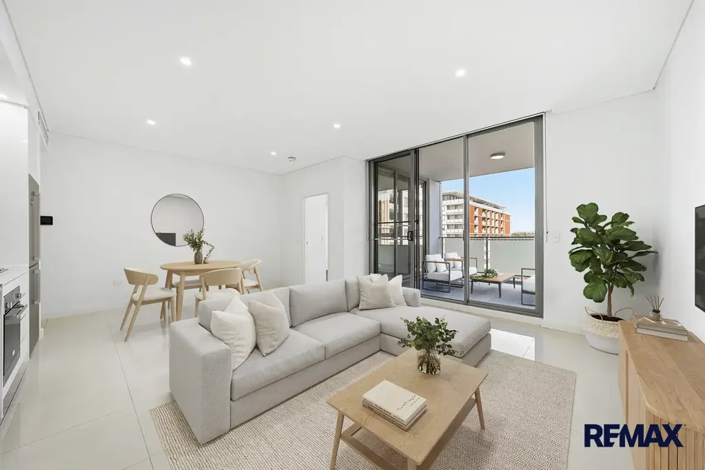 Parramatta 2房 现代精装公寓 2016年建 2卧带套衣橱 主卧带套间次卧地毯 开放式客厅自然光 现代厨房石材台面 全屋空调 私人车位健身房 览景Parramatta CBD Spacious Modern Apartment with Scenic Podium Outlook & Dual Balconies