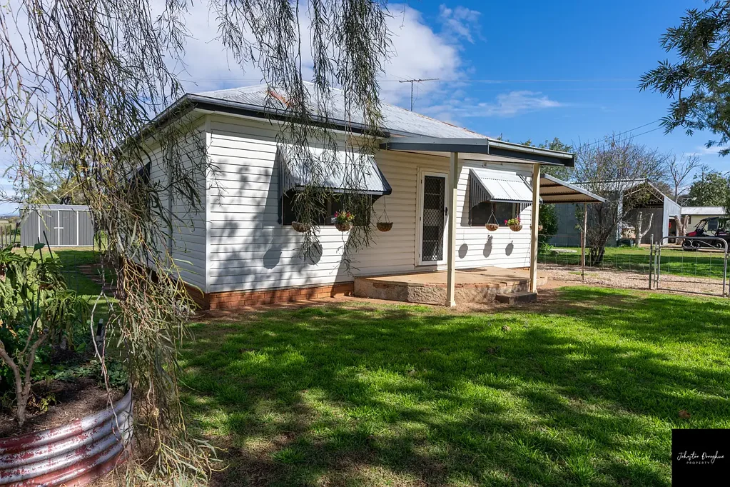 WEATHERBOARD COTTAGE