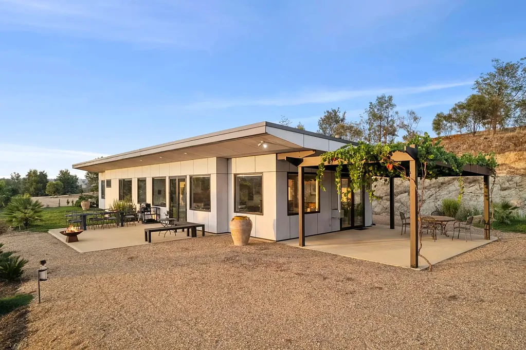 Redesdale 2房  Off-Grid Passive Home With Architectural Excellence