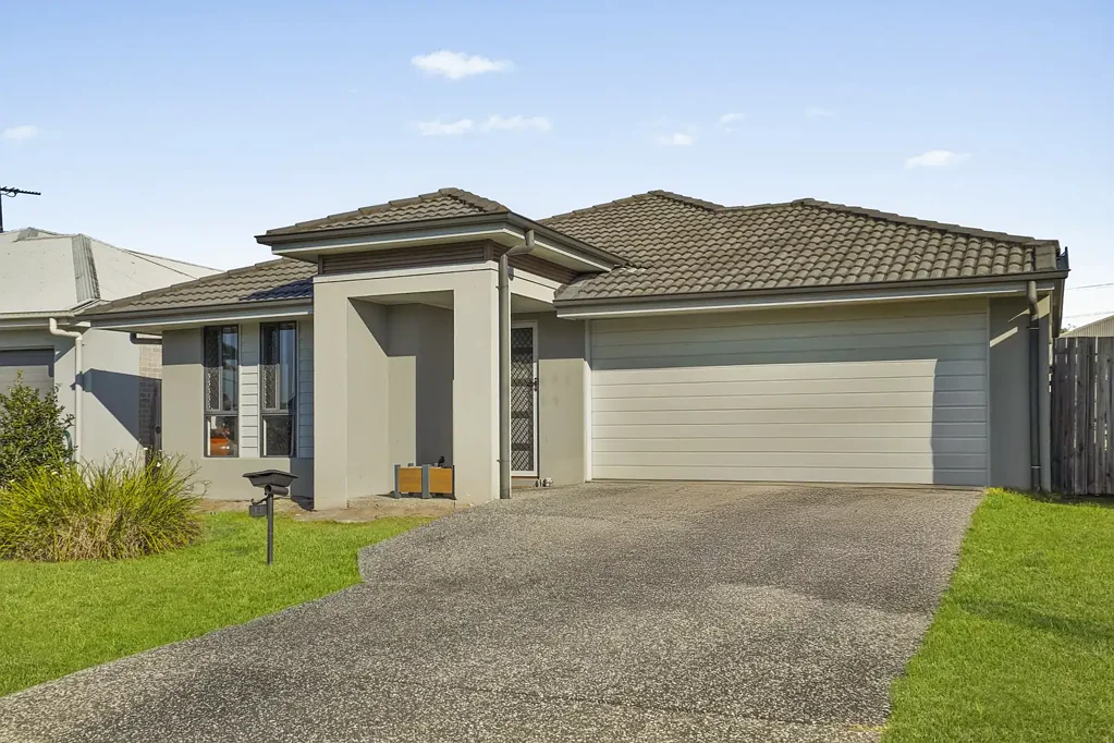 Lawnton 4房 宽敞的家庭生活，易于打理 Spacious Family Living with Easy-Care Appeal