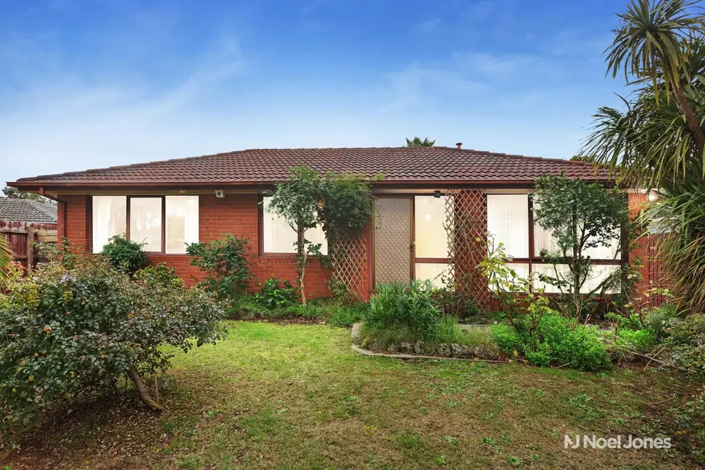 Rowville 3房 优越位置 635sqm庭院 临保留地 翻新潜力 家庭友好 宽敞娱乐区 成熟柑橘树 管道供暖 步行公园商圈 Potential In A Peaceful Court