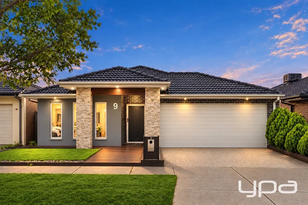 Truganina 4 Bedroom A Stunning Family Sanctuary in the Prestigious Gateway Estate – Where Lifestyle, Luxury & Location Come Together!
