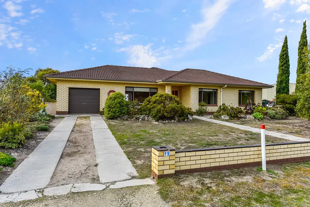 Robe 3Kwarto Spacious Solid Brick Home