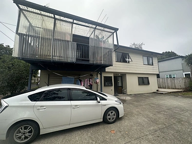 Spacious 4 bedrooms and two study room located so close to Northcote shopping centre.