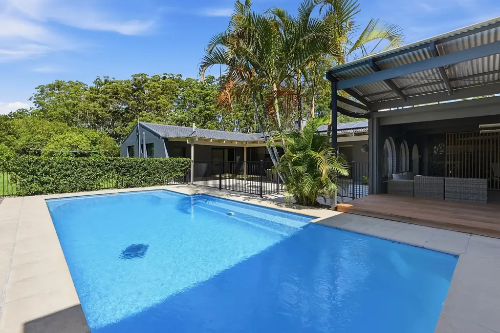 Bonville 4 Bedroom A Level Acreage Retreat With Mountain Views & Exceptional Versatility