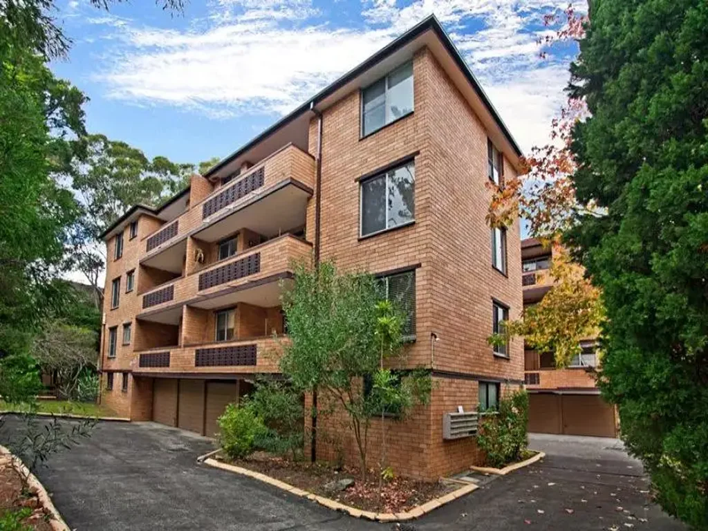 NEAT TWO BEDROOM UNIT IN CONVENIENT LOCATION
