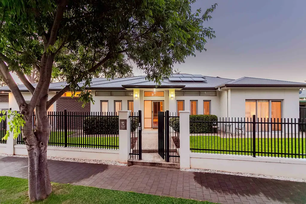 Melrose Park 4ਬੈੱਡਰੂਮ Family Living in a Prime Melrose Park Position