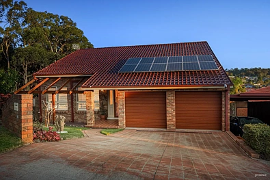 Warners Bay 4房  Birdsong, Bush Views & Inviting Spaces in This Full-Featured Family Home